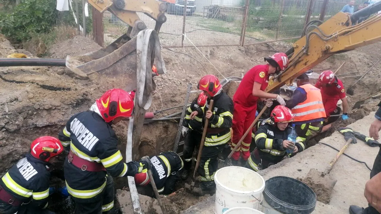 Tragedie la Galați. Un muncitor a MURIT, alți doi au fost îngropați sub un mal de pământ care s-a surpat peste ei