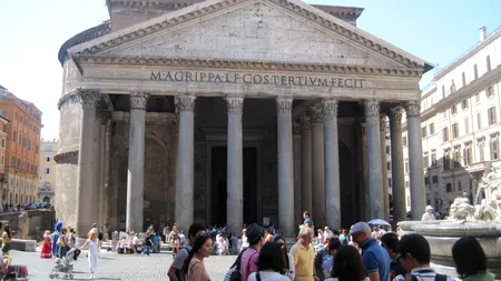 Amenzi de până la 500 de euro pentru persoanele care mănâncă în centrul istoric al Romei