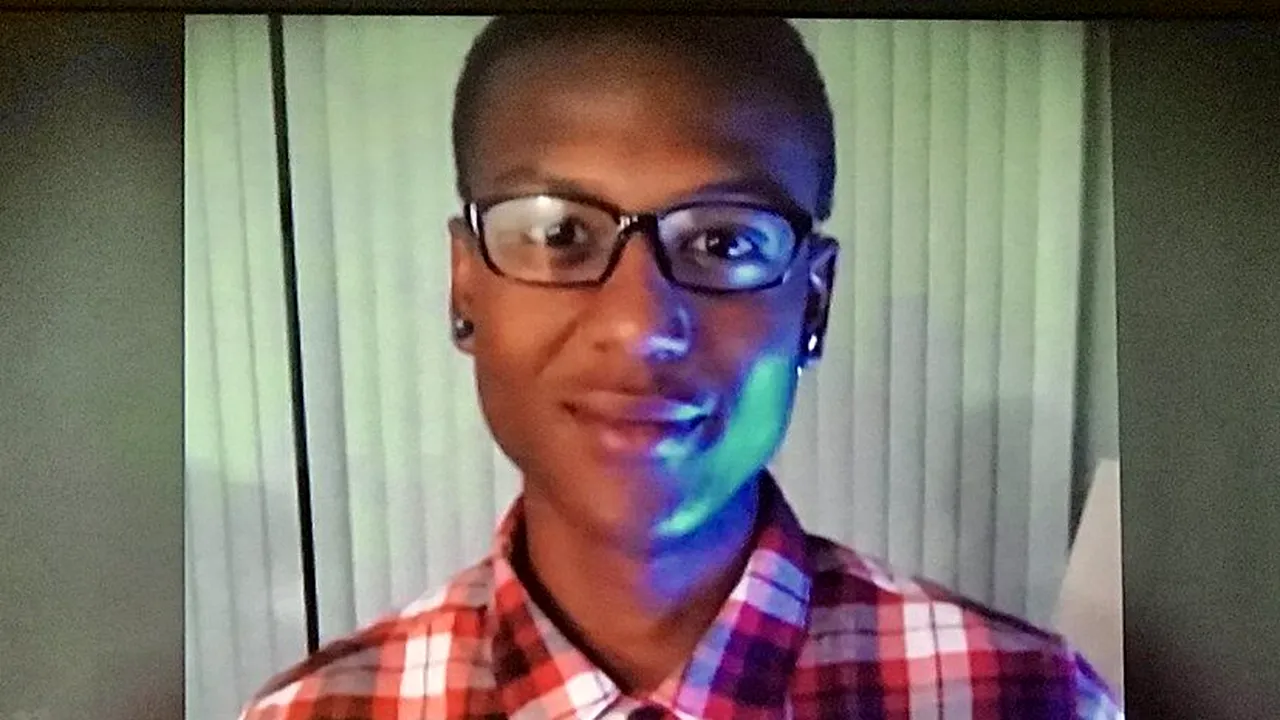 Doi paramedici, găsiți vinovați de moartea lui Elijah McClain/Tânărul de culoare, imobilizat violent de polițiști, a fost SEDAT cu forța cu ketamină