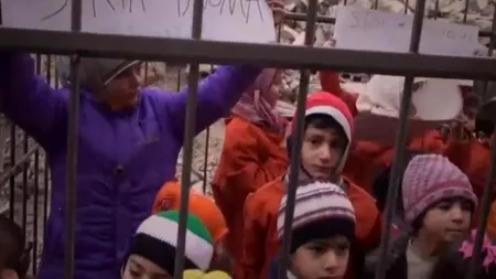 Gest disperat din partea unor oameni pe care nu îi mai aude nimeni. De ce sunt acești copii într-o cușcă