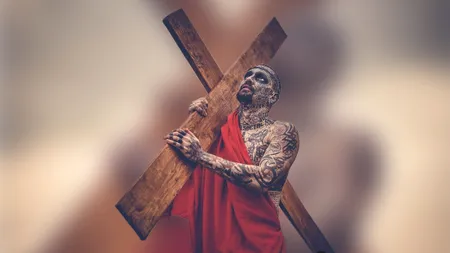 EXCLUSIV | Ugly Boy, cel mai tatuat român, fost student la Oxford, demască industria videochatului. „Ne băgau la un program de sclavie”