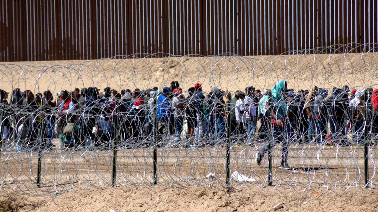 SUA: Sute de migranți au fost arestați ca urmare a noilor politici anti-imigrație ale lui Donald Trump