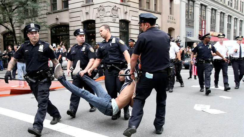 1 Mai în SUA. Polițiști răniți la protestele violente din Washington