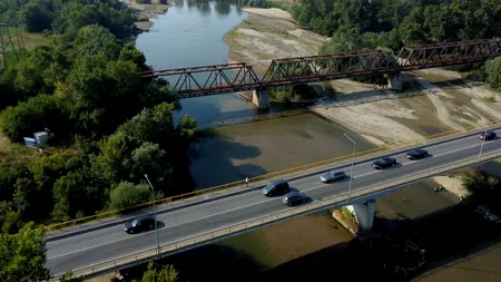 Situație CRITICĂ pe râurile din Oltenia. Jiul a secat, încât îl treci cu piciorul de pe un mal pe altul. Localnicii sunt disperați de situație - FOTO