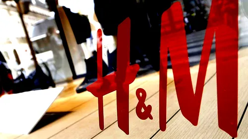 H&M a iscat o adevărată revoltă pe rețelele sociale. Fotografia publicitară care a generat furia internauților