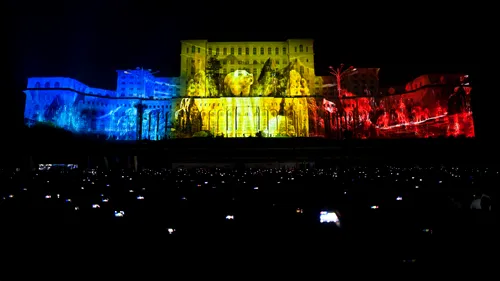 Spectacole de lumini și proiecții pe fațada Palatului Parlamentului, la iMapp Bucharest 2021