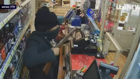Un hoț a fost bătut cu propria pușcă de o femeie în Anglia, după ce a încercat să jefuiască un magazin (VIDEO)