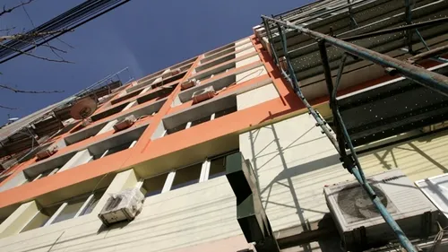 Un muncitor a murit după ce a căzut de pe o schelă a unui bloc din Capitală 