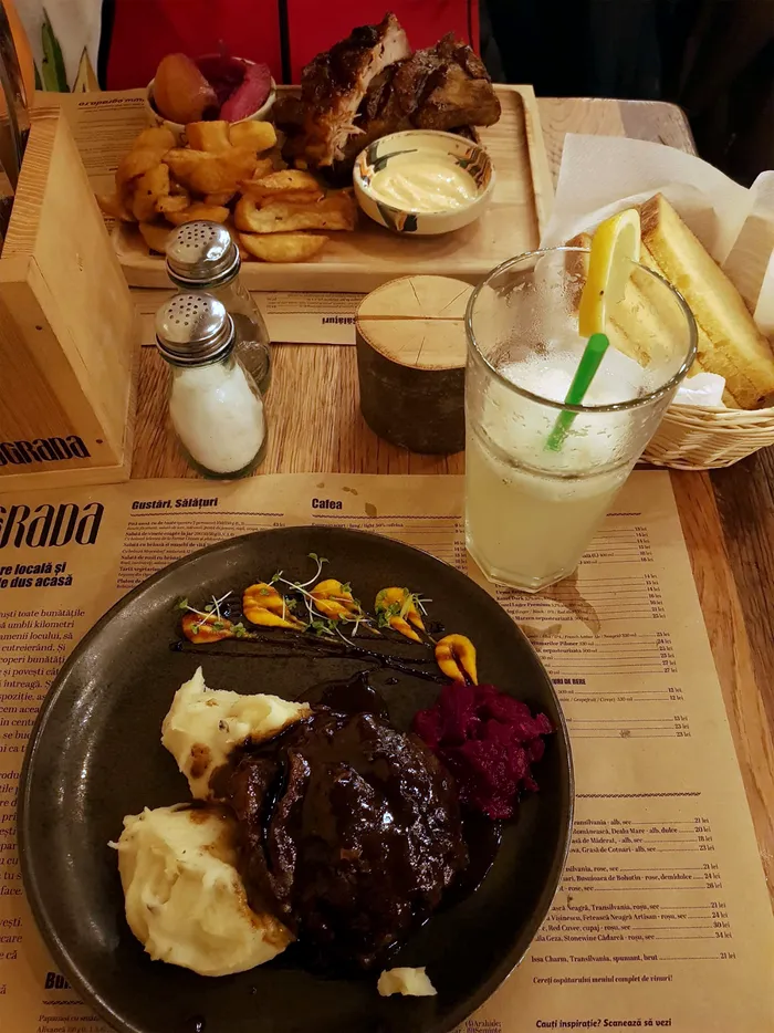 Avem nota de plată! Câți lei a dat o turistă pe o porție de obrăjori de vițel, într-un restaurant din Brașov