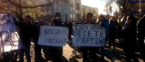 Aproximativ 50 de tineri, la un protest în centrul Ploieștiului: Generația noastră nu e de vânzare