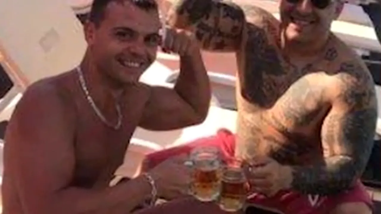 Un ofițer de la IPJ Suceava este anchetat după ce a fost fotografiat ciocnind o halbă de bere cu un interlop