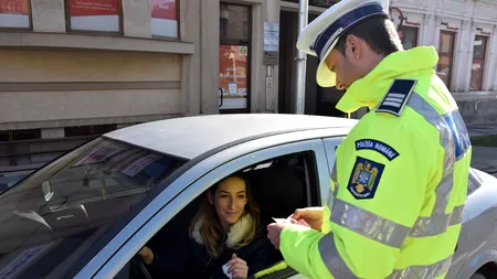 Șoferițele, răsplătite cu mărțișoare de polițiștii din Alba Iulia de 1 Martie