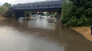 Un copac a căzut peste o mașină în mers în Brașov. O RUPERE de nori a provocat inundații pe străzi, un autovehicul a fost blocat în apă
