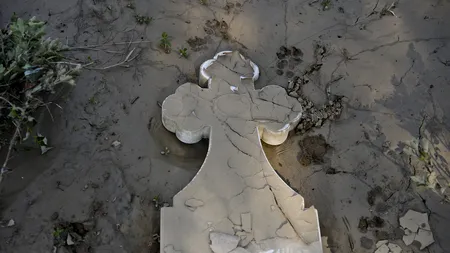 Cimitirul din Bascov - distrus de furia apelor: 