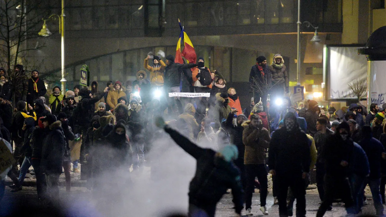 Incidente în Piața Universității. Un grup de protestatari a rupt cordonul de jandarmi 