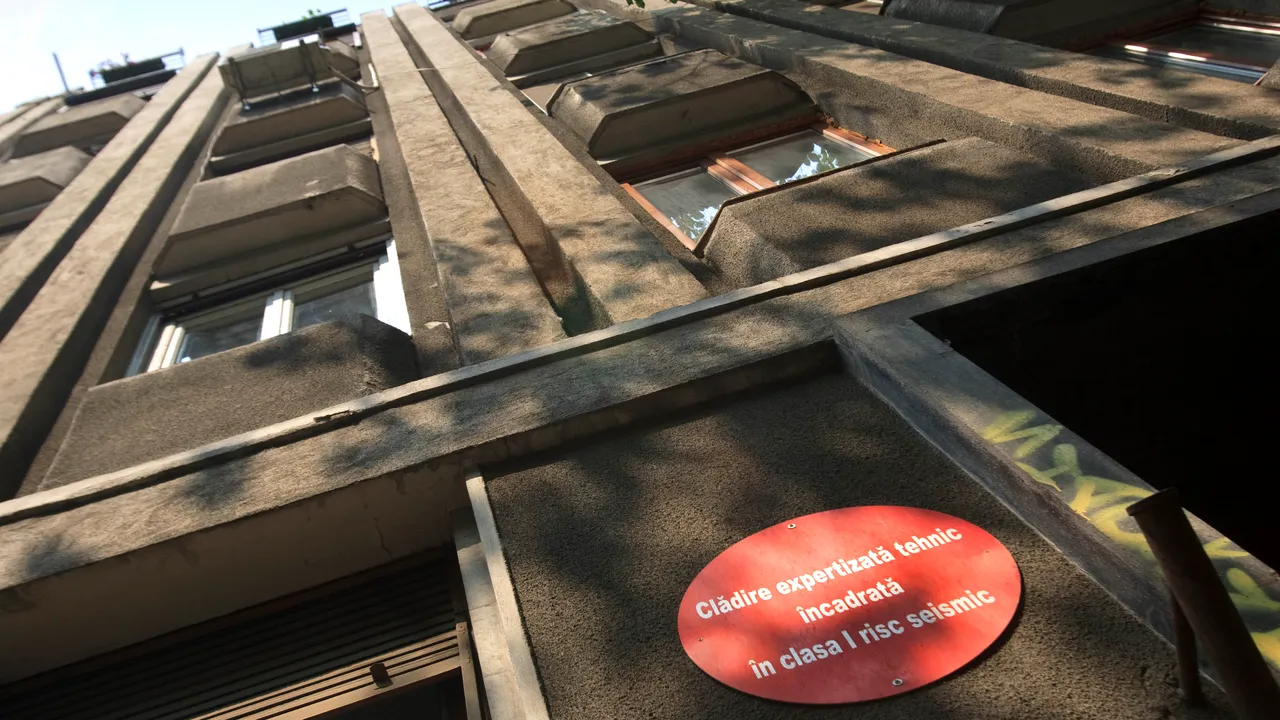 Guvernul vrea să consolideze clădirile cu bulină roșie, chiar împotriva voinței proprietarilor. Ce soluții le oferă acestora