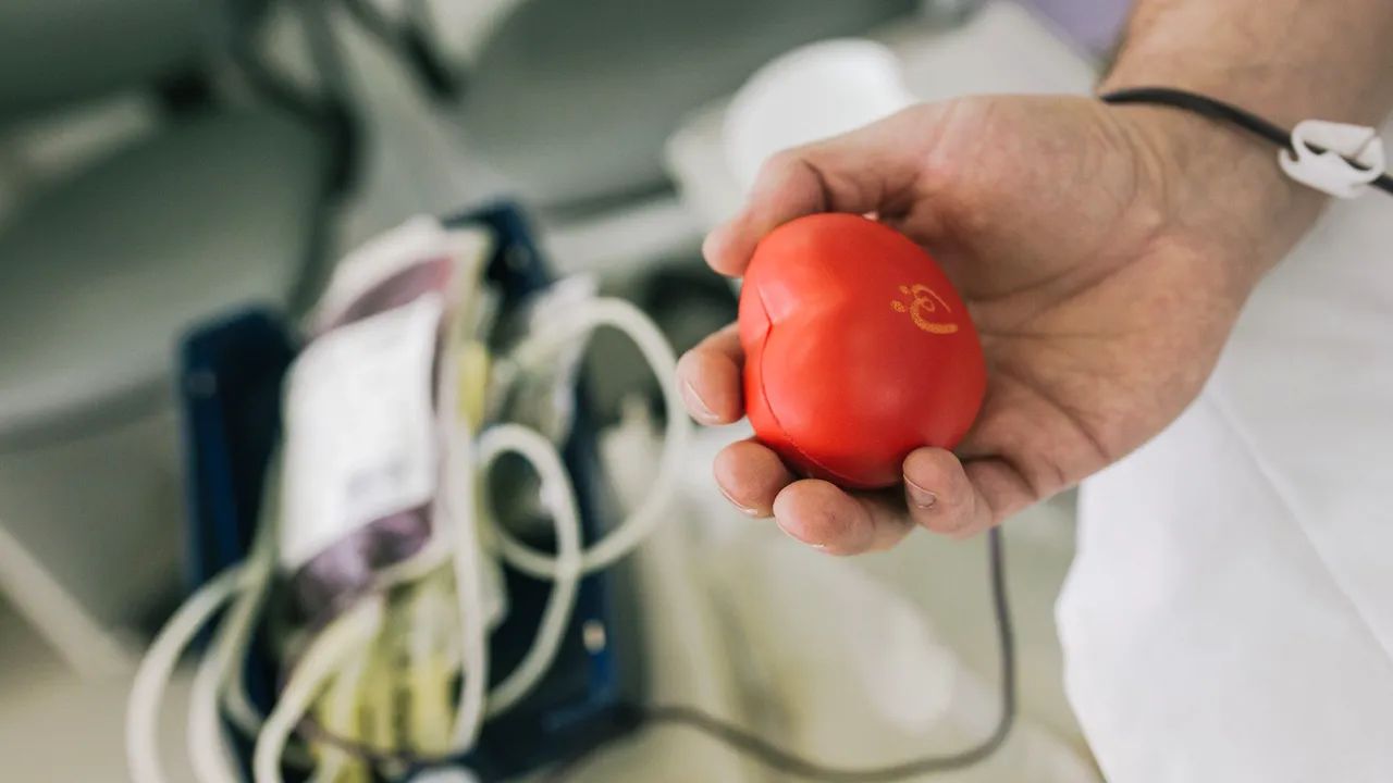 Un bărbat de 92 de ani a donat o cantitate enormă de sânge în decursul a doar trei decenii 