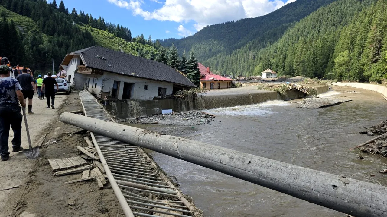 Dezastru după INUNDAȚII! Ministrul Mediului a trimis trei bărci ale Apelor Române pentru curățarea deșeurilor din lacul Bicaz