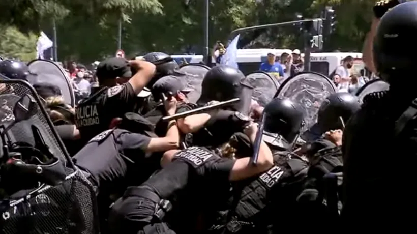 Incidente violente între forțele de ordine și fani s-au iscat la funeraliile lui Maradona
