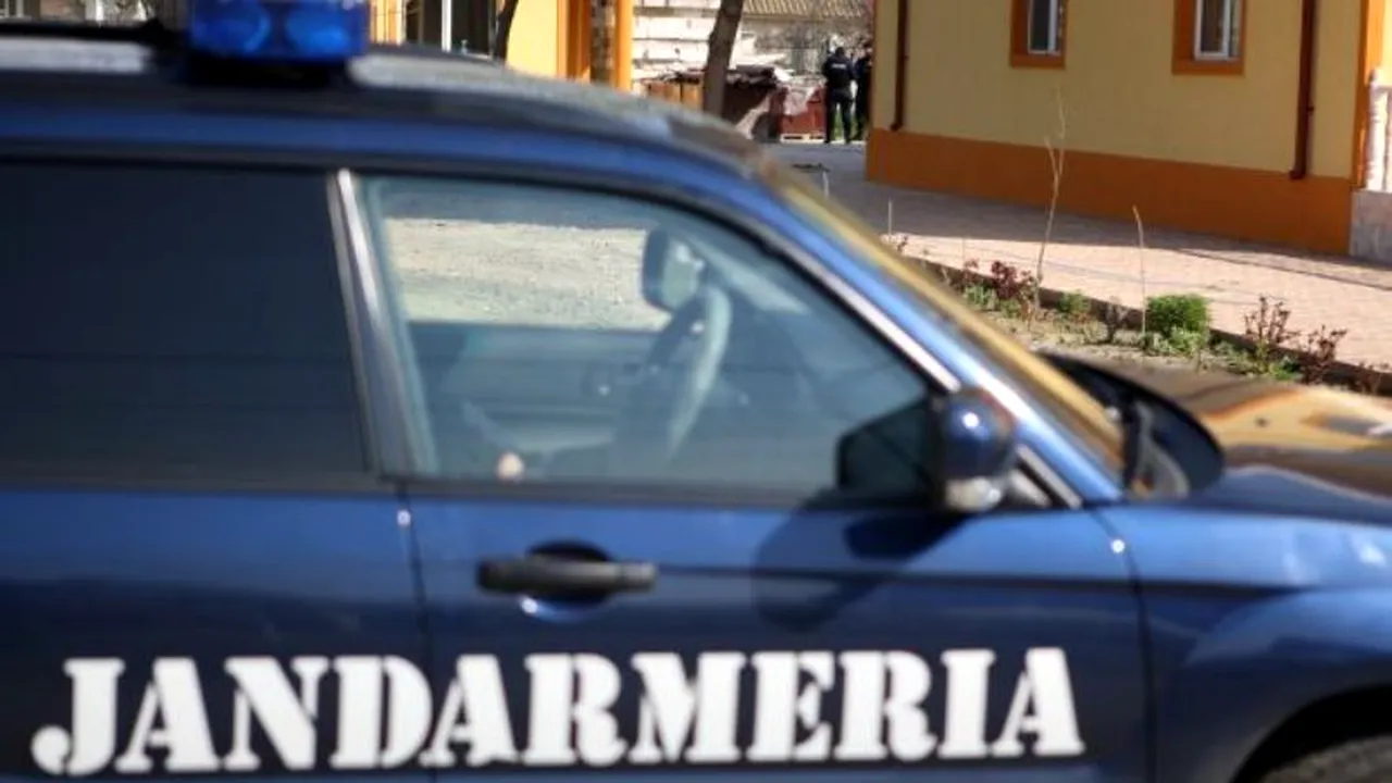 Tineri cercetați pentru agresiune după ce au lovit un jandarm și au spart geamul mașinii Poliției