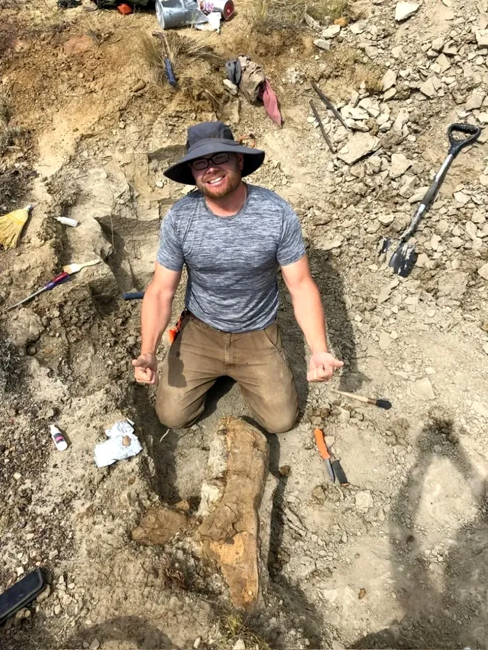 A ieșit la plimbare de ziua lui și a descoperit o „comoară” care îi va aduce acum milioane de dolari / Sursa foto: Jason Cooper via BBC