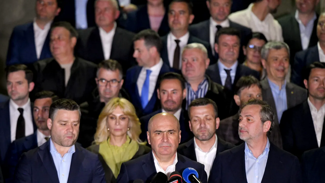 Foc încrucișat în ședința PNL. Thuma a fost atacat că vrea să vândă partidul. Motreanu, că „șurubărește” de 20 de ani. Turcan, că e singura care a și rupt partidul, cu Stolojan. Lui Bolojan i s-a reproșat că i-a pus cruce cu măsurile economice. Cine pe cine a trădat și cum s-ar putea naște un nou ALDE