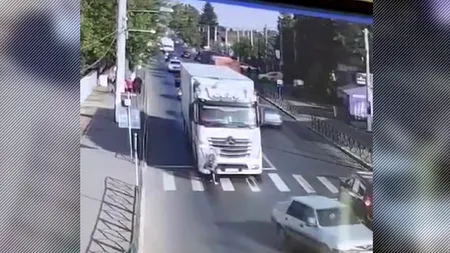 VIDEO | Scene șocante la Buftea! Un bărbat care se sprijinea în baston a fost zdrobit sub roțile unui TIR, pe trecerea de pietoni