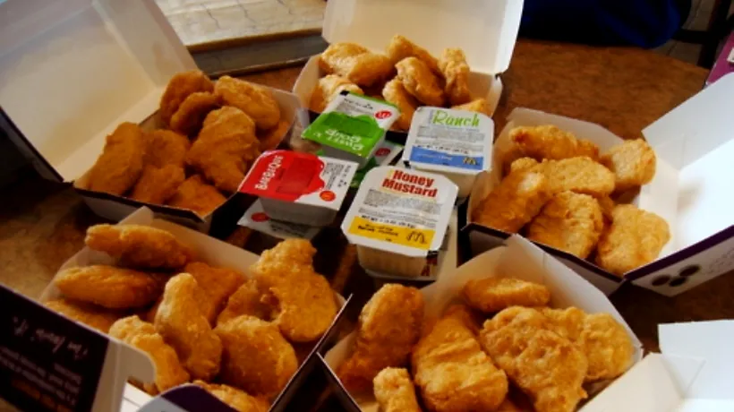 Un angajat McDonalds dezvăluie secretul: Cum se prepară McNuggets - VIDEO