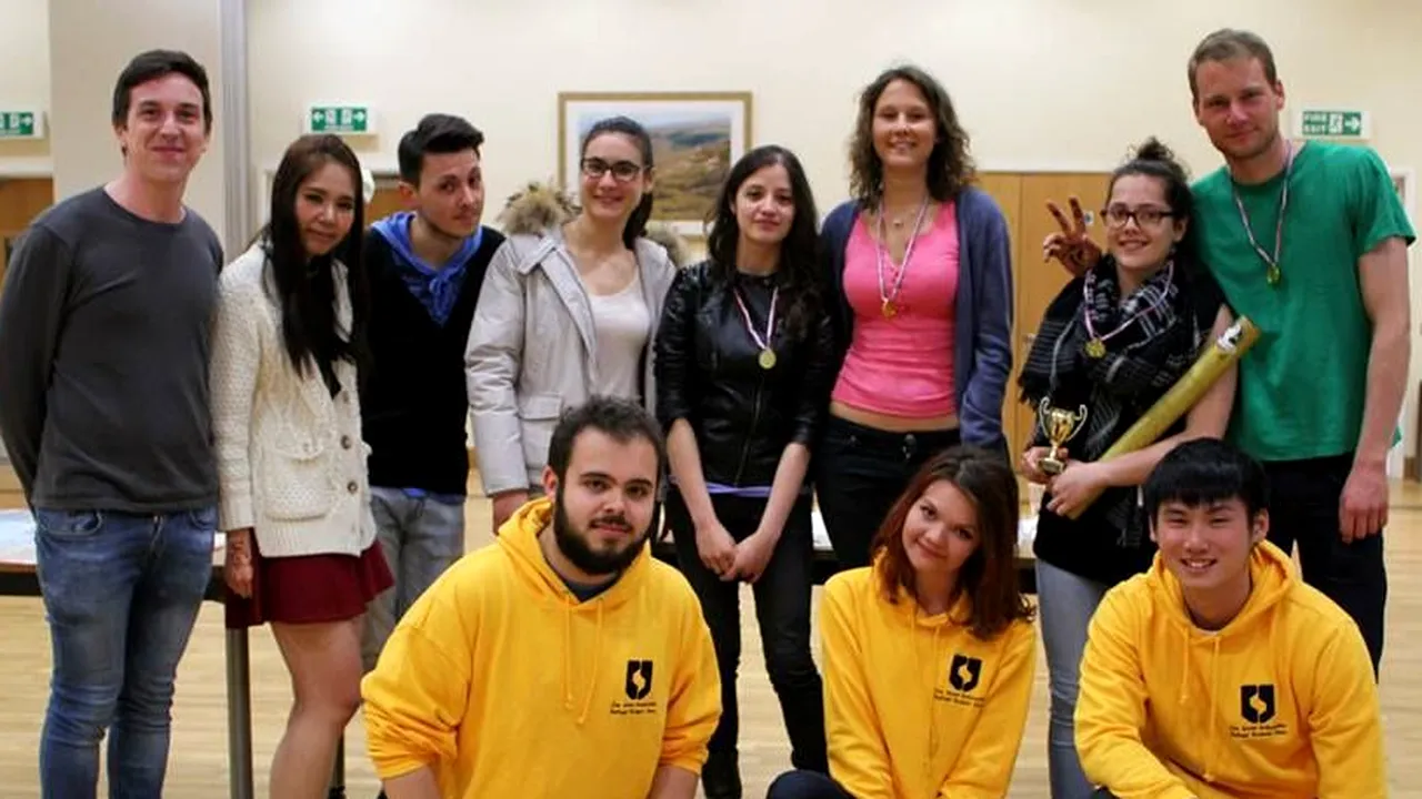 Trei tineri care le-au arătat britanicilor că România nu-i așa ca-n tabloidele de la Londra 