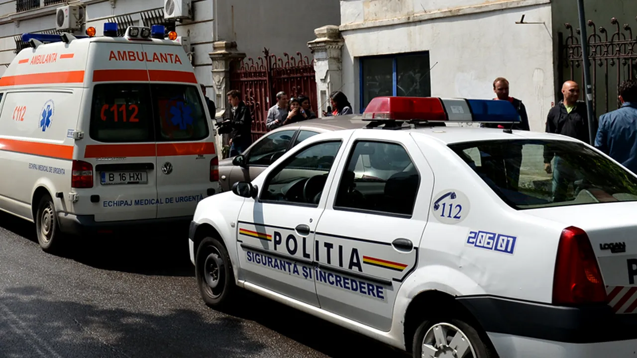 Un bucureștean s-a urcat pe acoperișul unui imobil și AMENINȚA CĂ-ȘI DĂ FOC dacă va fi evacuat din casă. Poliția l-a convins să coboare