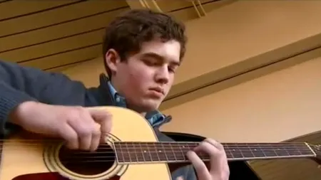 VIDEO. Cum a învățat un adolescent să cânte la 13 instrumente, după un accident pe terenul de sport