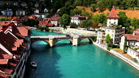 Orașul în care trecerile de pietoni sunt pavate cu cristale Swarovski și vedetele merg cu autobuzul