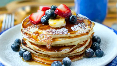 Rețetă de clătite americane. Ce să adaugi în aluat, pentru ca desertul să iasă pufos