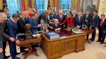 Trump a chemat pastorii în Biroul Oval să se roage cu el. 