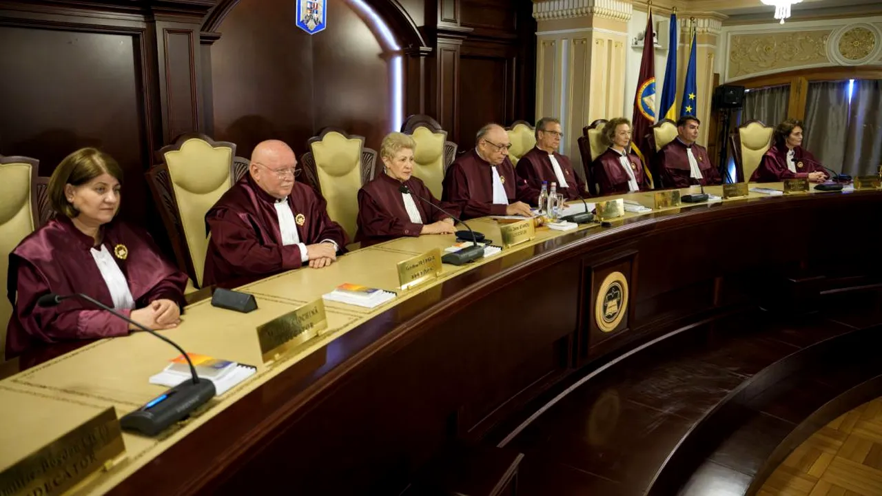 CCR amână din nou decizia pe legea pensiilor magistraților. Judecătorul Stan a venit din concediul paternal. Au fost prezenţi toţi cei 9 judecători