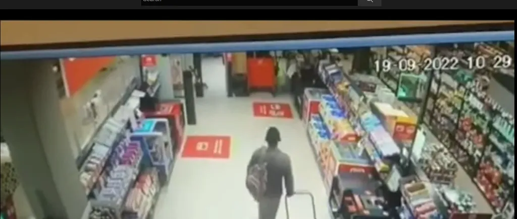 VIDEO | Metoda prin care un bărbat din Slatina a încercat să fure dintr-un supermarket din Bistrița. Umpluse coșul cu produse în valoare de 600 de lei