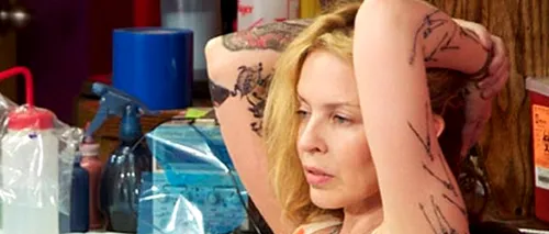 Kylie Minogue, așa cum nu ai mai văzut-o: într-o ținută neglijentă și cu brațele pline de tatuaje