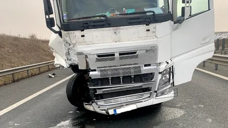 Accident pe A1, soldat cu trei răniți. O mașină oprită pe banda de urgență, după ce i s-a făcut rău unui pasager, a fost lovită de un TIR