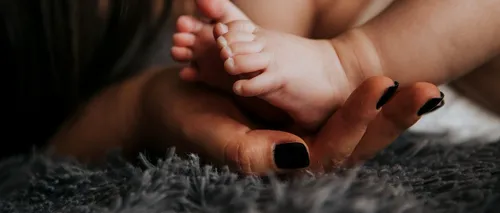 Poliția din Galați anchetează cazul unui bebeluș de 5 luni, ajuns la spital cu capul spart. Mama e plecată din țară și se afla în grija unei rude