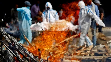 India, doborâtă de coronavirus. Decedații Covid-19 sunt incinerați pe stradă