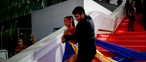 Apariție surprinzătoare pe covorul roșu de la Cannes! O femeie îmbrăcată în culorile Ucrainei a venit acoperită cu sânge fals