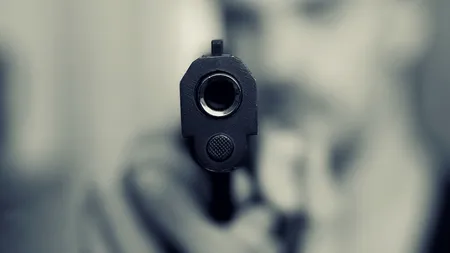 Un elev de 16 ani a tras cu un pistol cu bile în sala de clasă. Jandarmii au fost imediat anunțați