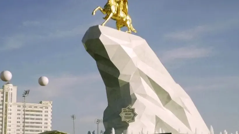 „La cererea oamenilor simpli, președintele din Turkmenistan și-a făcut statuie de aur de 21 de metri