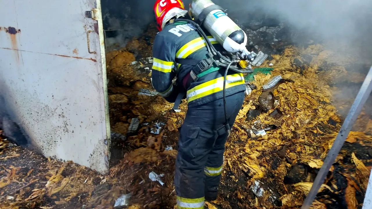 Incendiul de la Vama Giurgiu, stins după nouă ore. Focul ar fi fost pus intenționat