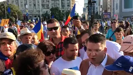 Protest 10 august | Mihail Neamțu, apostrofat în Piața Victoriei în timp ce strângea semnături pentru prezidențiale - VIDEO 