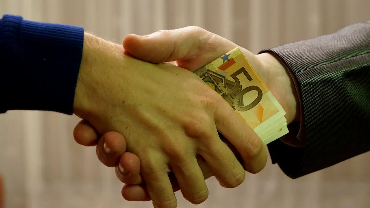 Profesor la Universitatea Politehnica din Bucureşti, prins în flagrant în timp ce primea MITĂ