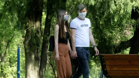 De ce este utilă purtarea măștii în spații deschise? Medic: Persoanele se pot infecta cu virusul SARS-Cov-2, în contextul unei mișcări a curenților de aer