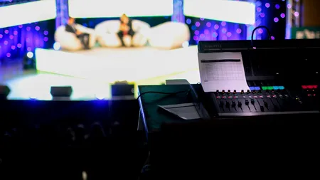 Prezentatoarea emisiunii 