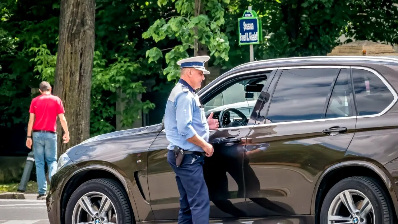 Noua reglementare din Codul RUTIER de care puțini șoferi știu că sunt obligați să o pună în practică în trafic. Se fac controale în întreaga țară