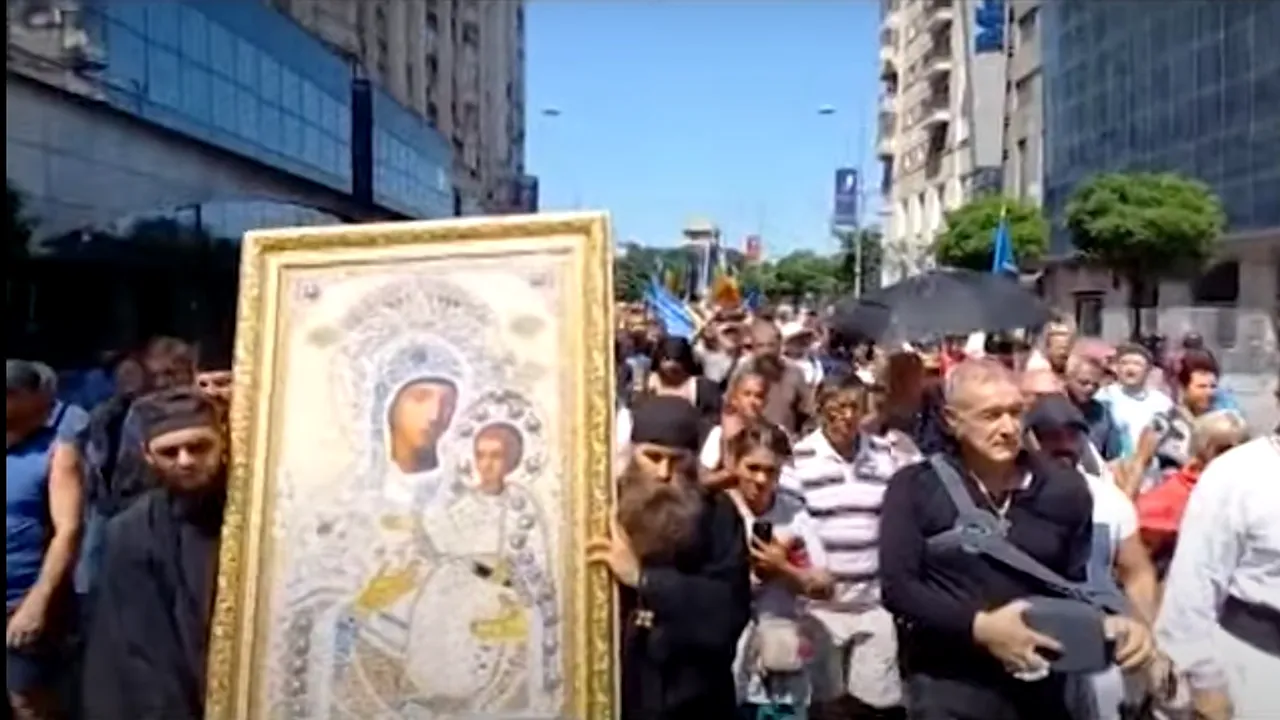 Gigi Becali a organizat un marș de „sfințire” a traseului „Bucharest Pride”. Manifestanții au defilat cu icoane, cruci și aghiasmă